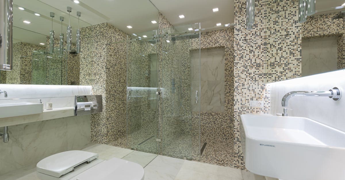 Lyst og moderne baderom med nordisk uttrykk